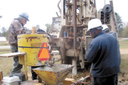Sandersville井的员工在佐治亚州Milledgeville的一个地点进行钻井。