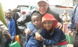 爱德华·鲍威尔在埃塞俄比亚的一个康复项目中和当地的孩子们