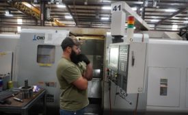 Matrix Drilling产品的Brandon Lamar运营公司的CNC机器之一